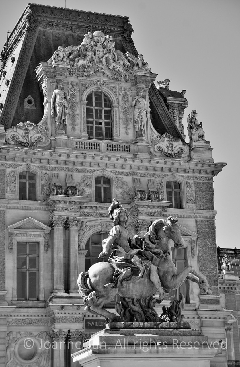 p - Architecture - Sculpture - Louvre Palace & Statue, B&W